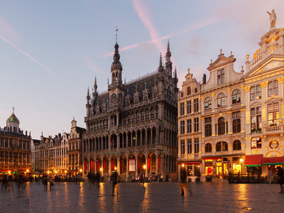 Dinerspel in Brussel met levendige karakters en onverwachte gebeurtenissen