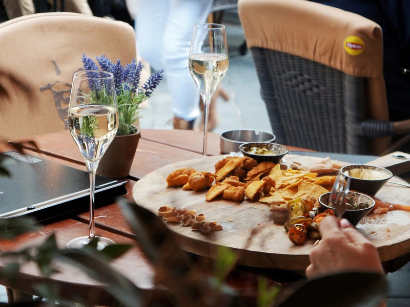 Geniet van spanning en sfeer tijdens een moorddiner bij Restaurant Momus – Maastricht Maastricht – moorddiner bij Restaurant Momus voor teambuilding, personeelsfeest of groepsuitje